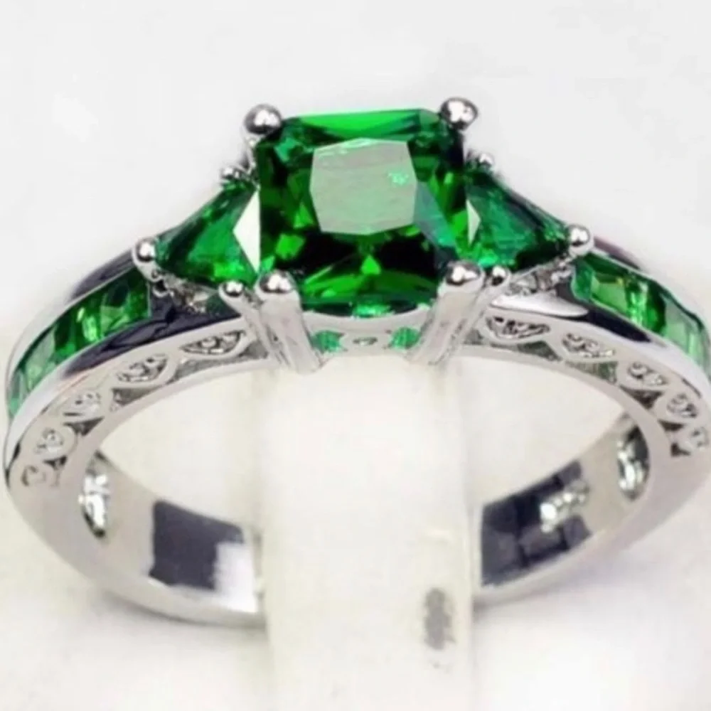 New Woman’s Stamped S925 Sterling Silver Floral Celtic 10CT Emerald Ring